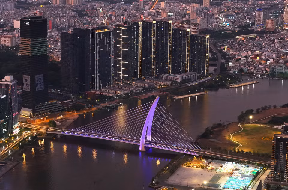 En rehaussant l’esthétique nocturne et l’architecture urbaine, le nouveau système d’éclairage contribue à faire de Hô Chi Minh-Ville une destination plus attractive à la nuit tombée. Photo : Hong Dat – VNA