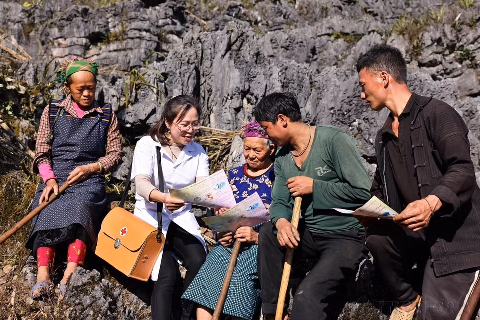 La docteure Mai Thi Hien (ethnie Tay, du district de Bac Quang), responsable du poste de santé de la commune de Ho Quang Phin, district de Dong Van ( province de Ha Giang),devient un soutien fiable pour la population ethnique locale, composée à 95 % de Mong. Photo : VNA