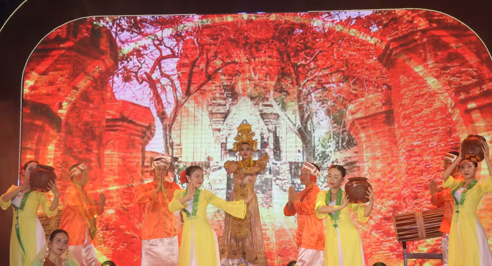 Programme artistique présenté dans le cadre de la fête. Photo : Dang Tuan-VNA