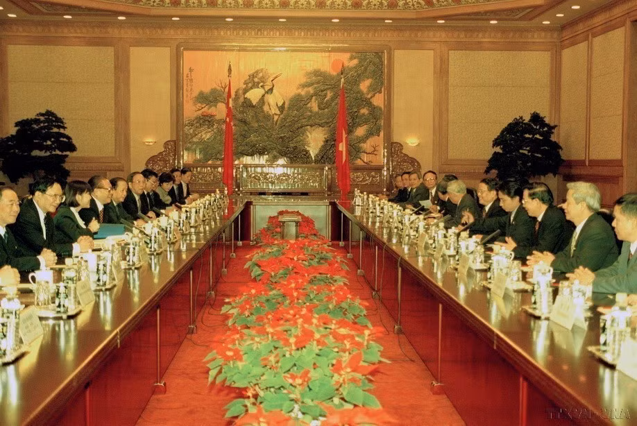 En décembre 2000, le Vietnam et la Chine ont signé la « Déclaration commune sur la coopération globale au nouveau siècle », énonçant des mesures spécifiques pour développer leurs relations bilatérales dans tous les domaines. Sur la photo : le président chinois Jiang Zemin s'entretient avec son homologue vietnamien Tran Duc Luong lors de la visite officielle de ce dernier en Chine (Pékin, 25 décembre 2000). Photo : Trong Nghiep – VNA