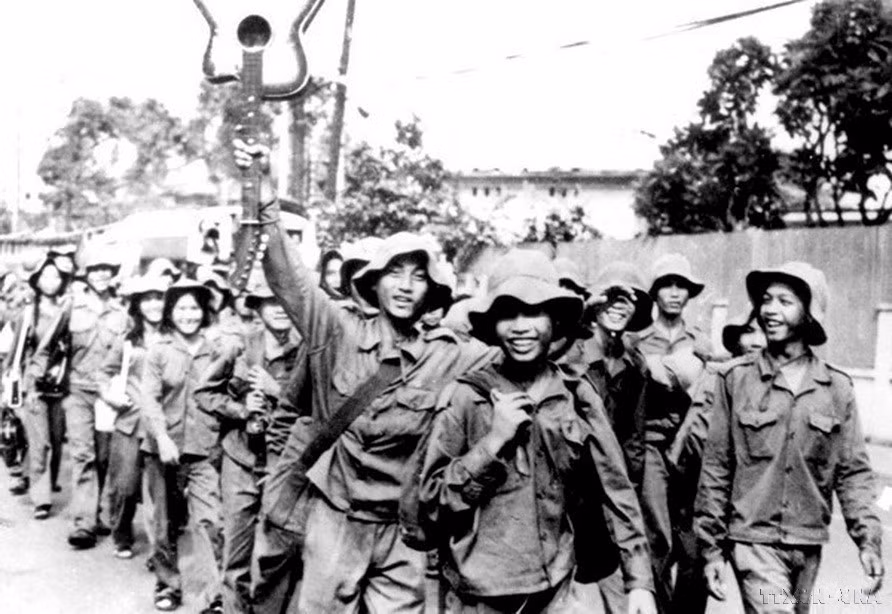 Les jeunes de Hô Chi Minh-Ville se lancent avec enthousiasme dans la construction d'une nouvelle zone économique, le 28 mars 1976. Photo : VNA
