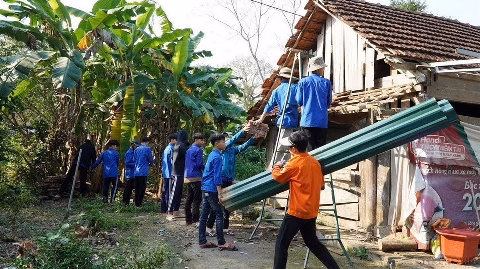 Mise en œuvre de la politique du gouvernement visant à "éliminer l'habitat précaire", les membres de l’Union de la jeunesse de la province de Ha Tinh ont aidé les habitants à construire ﻿ou réparer de nombreux logements. Photo : VNA