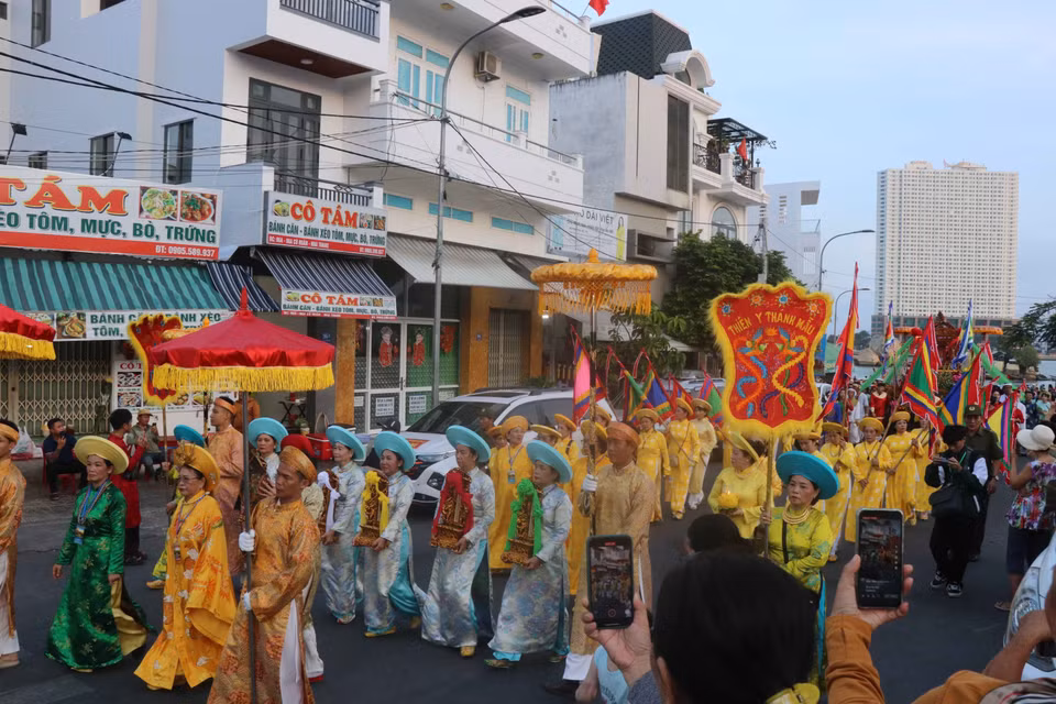 La procession de la déesse Thiên Y A Na, également connue sous le nom de Po Inu Nagar (vénérée comme la Sainte Mère de la communauté Cham du Centre, à qui la légende attribue l'enseignement de l'agriculture et de l'artisanat), captive un large public de résidents locaux et de visiteurs. Photo : Dang Tuan-VNA