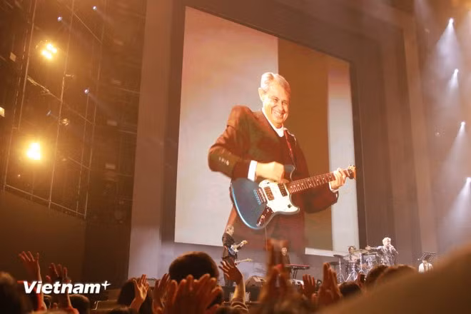 L'ambassadeur du Mexique au Vietnam, Alejandro Negrín Muñoz, est chaleureusement accueilli sur la scène du gala « Vietnam Happy Fest 2025 », organisé dans la soirée du 7 décembre sur la place Dông Kinh Nghia Thuc. (Photo : Vietnam+)