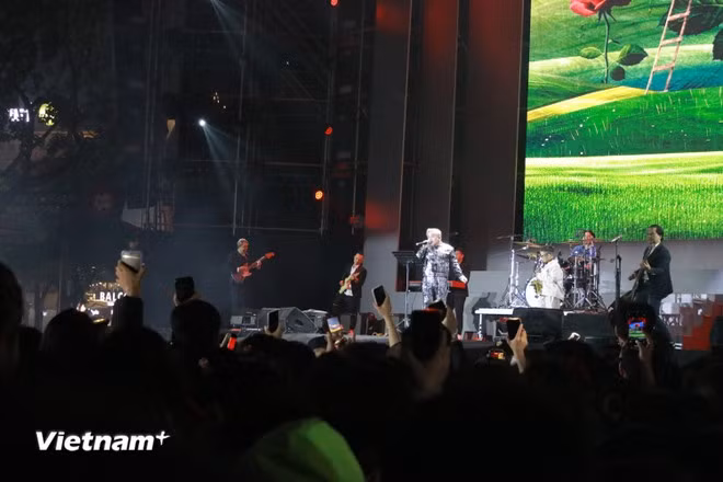 L'ambassadeur du Mexique au Vietnam se produit en tant que guitariste au sein de « Bridge », un groupe composé de six membres originaires du Vietnam, du Mexique, de Thaïlande (batterie) et des Philippines (chant). (Photo : Vietnam+)
