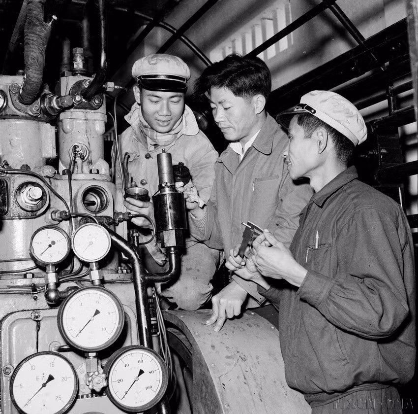Un expert chinois transmet son savoir-faire à des ouvriers vietnamiens lors d'une session de formation à l'usine de presses K65 en septembre 1960. Photo : Tran Phac – VNA