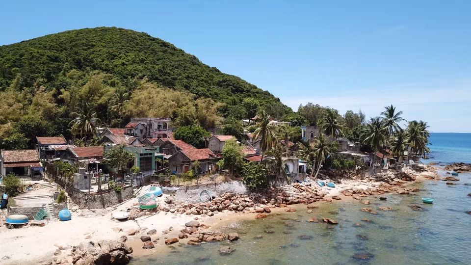 Le village de pêcheurs de Tân Phung, tel qu'il apparaît depuis le cap de Vi Rong. Photo : Thanh Trung