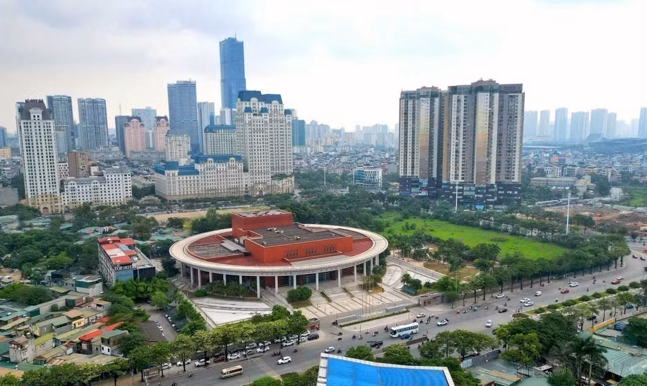 Le Palais de l'Amitié Vietnam-Chine a été inauguré en novembre 2017. Il constitue un ouvrage spécial d'une grande importance politique et diplomatique, offert au Vietnam par le Parti, l'État, le gouvernement et le peuple chinois. Ce palais est destiné à accueillir des événements politiques, diplomatiques ainsi que des échanges culturels et artistiques entre les deux pays. Il représente également une destination pour les publics vietnamien et chinois souhaitant en apprendre davantage sur le pays, le peuple et la culture de l'autre. Photo : Tuan Anh – VNA
