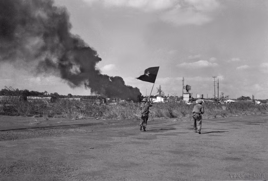 L'Armée de libération entre dans l'aéroport de Hoa Bình du chef-lieu de Buôn Ma Thuôt (mars 1975). Photo : VNA