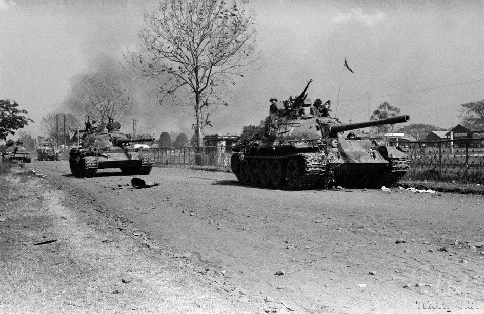 Des unités d'infanterie et de chars entrent pour libérer Buôn Ma Thuôt (mars 1975). Photo : VNA