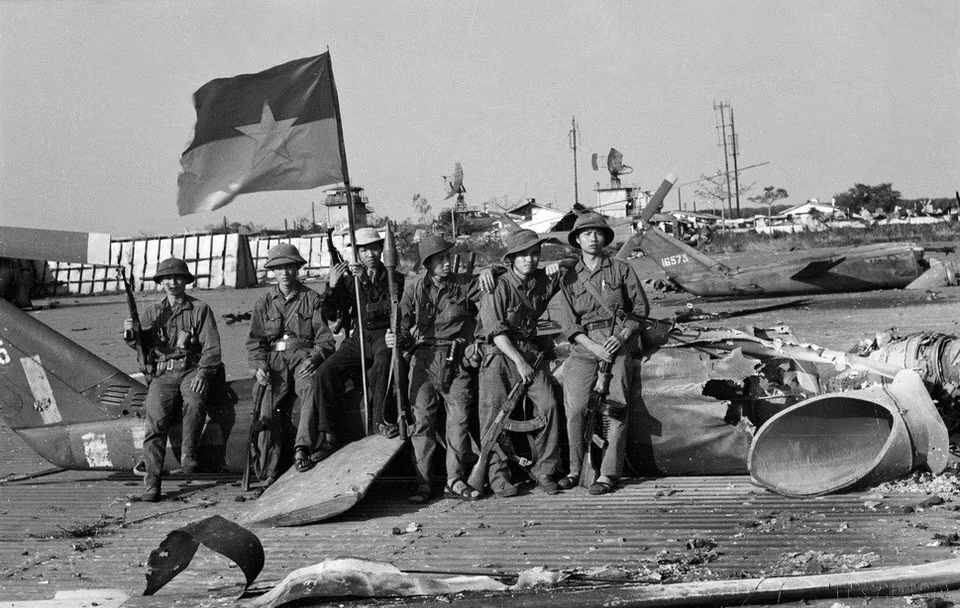 L'Armée de libération prend le contrôle de l'aéroport de Buôn Ma Thuôt (mars 1975). Photo : VNA