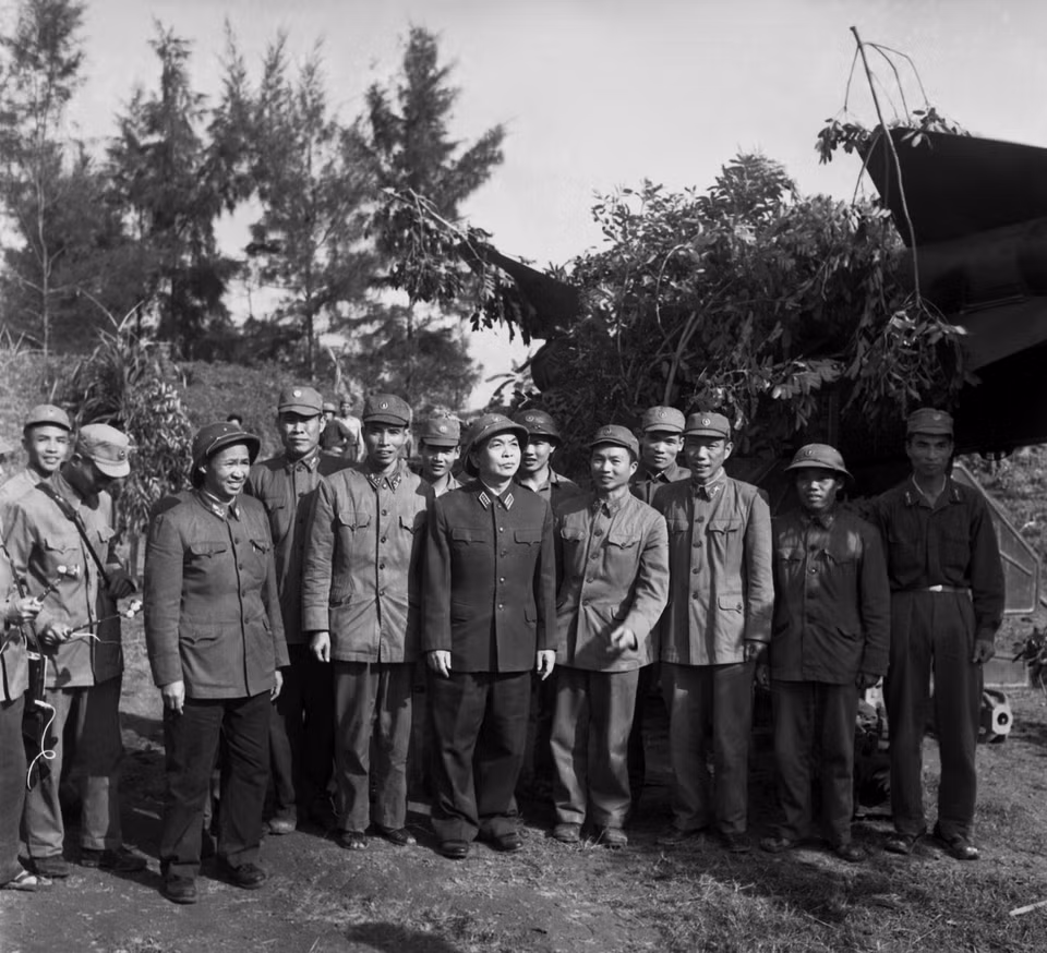 Le général Vo Nguyên Giap s’entretient avec les soldats du bataillon 79, chargé de la défense de la capitale, le 30 décembre 1972. Photo : VNA