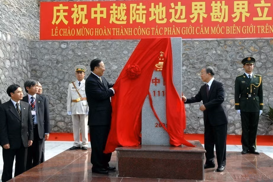Le vice-Premier ministre et ministre des Affaires étrangères, Pham Gia Khiem, et le conseiller d'État chinois, Dai Bingguo, lors de la cérémonie célébrant l'achèvement des travaux de démarcation et de pose des bornes frontalières terrestres entre le Vietnam et la Chine (23 février 2009). Photo : Nhan Sang – VNA