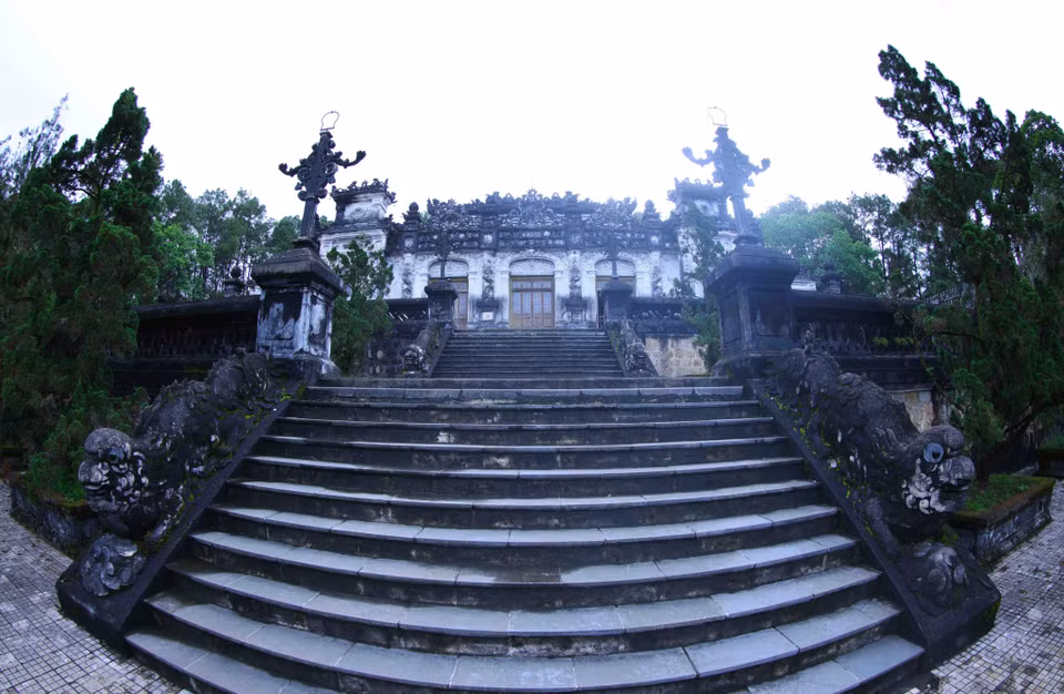D'une beauté saisissante, le tombeau de Khai Dinh dévoile un escalier monumental de 127 marches menant à la zone principale. Photo : Vu Sinh – VNA