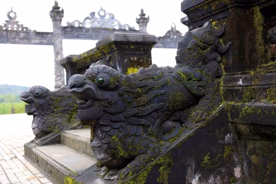 Malgré un siècle d'existence, le tombeau de Khai Dinh a conservé toute son intégrité. Son palais intérieur, orné d'un système de mosaïques de porcelaine toujours aussi éclatant et fascinant qu'à l'origine, témoigne du talent exceptionnel des artisans de cette époque. Photo : Vu Sinh - VNA
