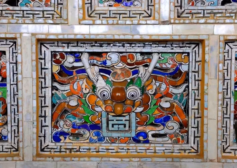 D'une sophistication inégalée, les motifs décoratifs sont reconnus par les chercheurs comme ayant atteint le sommet de la maîtrise artistique et technique de la céramique et de la porcelaine. Photo : Pham Hau - VNA