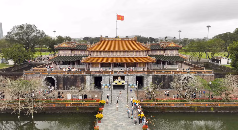Touristes au Grand intérieur (Dai Noi) de la Cité impériale de Hue. Photo : Vu Sinh – VNA