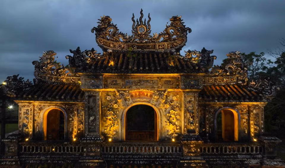 La porte Hiên Nhon (Hiên Nhân), s'ouvrant à l'est de la citadelle impériale de Huê sur la rue Doan Thi Diêm (quartier de Thuân Thanh), était réservée aux fonctionnaires et aux hommes. Sa beauté, rehaussée par une multitude de motifs finement sculptés, lui valut d'être considérée comme la plus remarquable des treize portes. Photo : Vu Sinh/VNA
