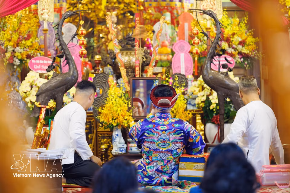 La combinaison des costumes traditionnels, des mouvements scéniques, de la musique hát văn et de l'espace de vie religieuse crée la particularité du rituel hầu đồng, un élément des Pratiques liées au culte vietnamien des Déesses-Mères des Trois mondes inscrit par l'UNESCO en 2016. Photo: VNA