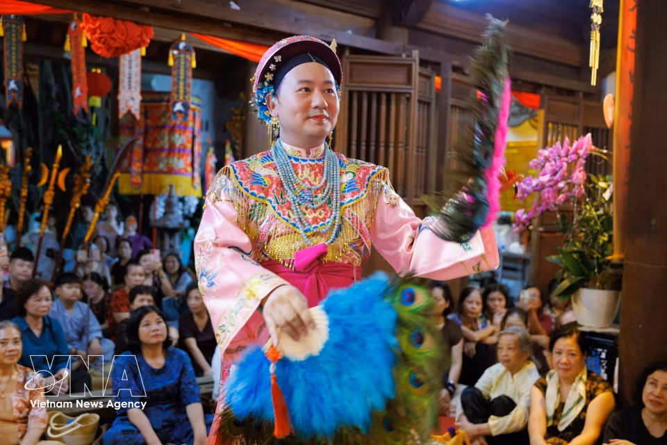 L’art du costume constitue l’un des éléments essentiels de la richesse esthétique et identitaire du rituel. Il contribue également à préserver les formes de décoration issues de l’art populaire, profondément ancrées dans la vie religieuse. Photo: VNA