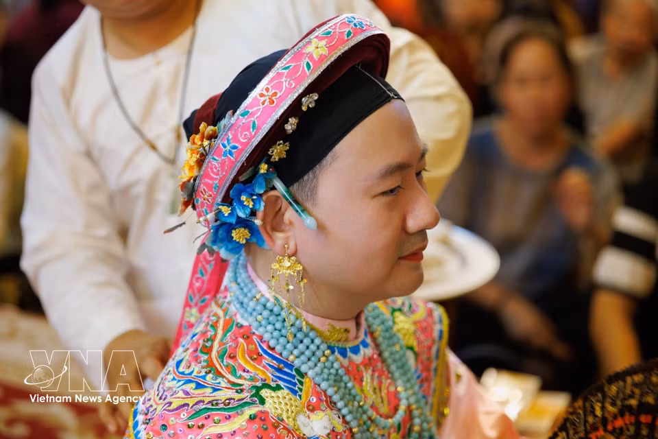 La coordination entre la musique, les costumes et les mouvements crée des formes d'expression caractéristiques du rituel traditionnel. Photo: VNA