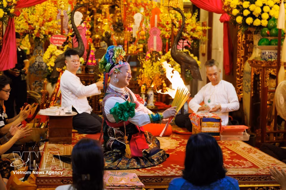 Les gestes scéniques combinés aux accessoires traditionnels et aux chants hát văn contribuent à créer la beauté singulière du rituel. Photo: VNA