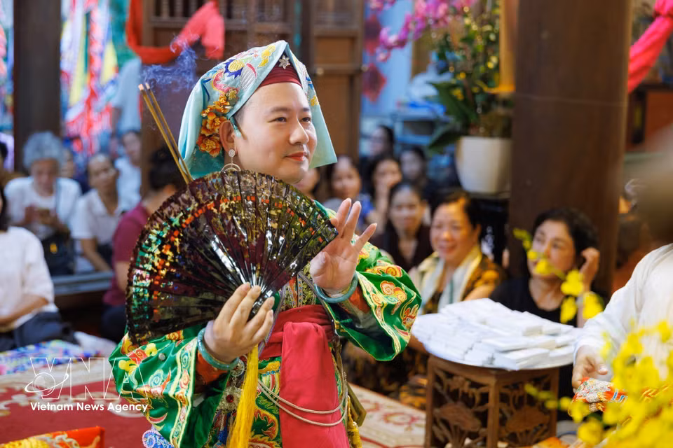 Le rituel hầu đồng repose sur la collaboration de plusieurs acteurs, des médiums aux musiciens-chanteurs, en passant par les assistants de cérémonie. Photo: VNA