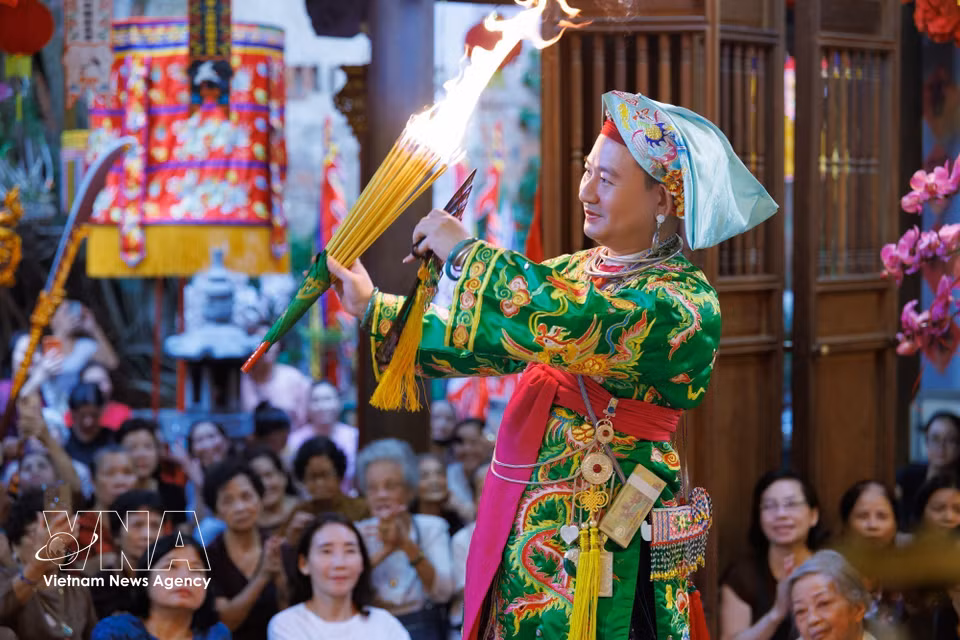 La pratique du hầu đồng repose sur une étroite coordination entre le médium, les musiciens-chanteurs (cung văn) et les assistants, qui participent à toutes les étapes du rituel, de la préparation des costumes et des accessoires à la mise en place des différentes cérémonies. Photo: VNA