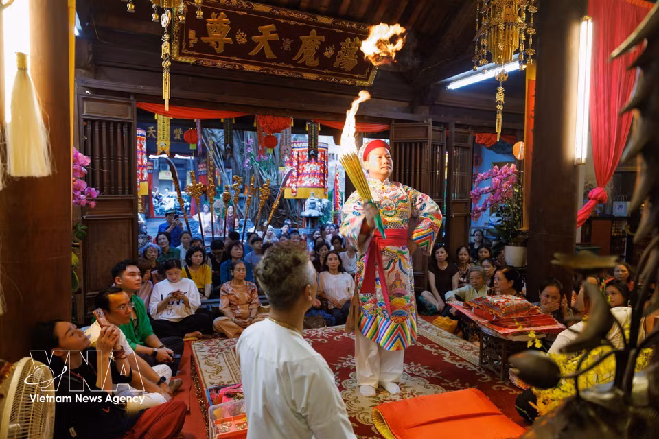 Le costume est un composant remarquable du rituel hầu đồng. Photo: VNA