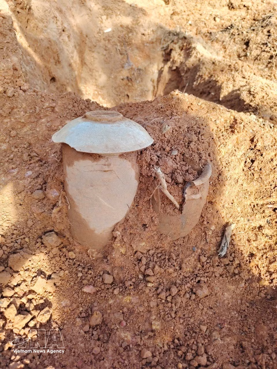 Un objet mis au jour lors des fouilles. Photo : Ho Ha/VNA