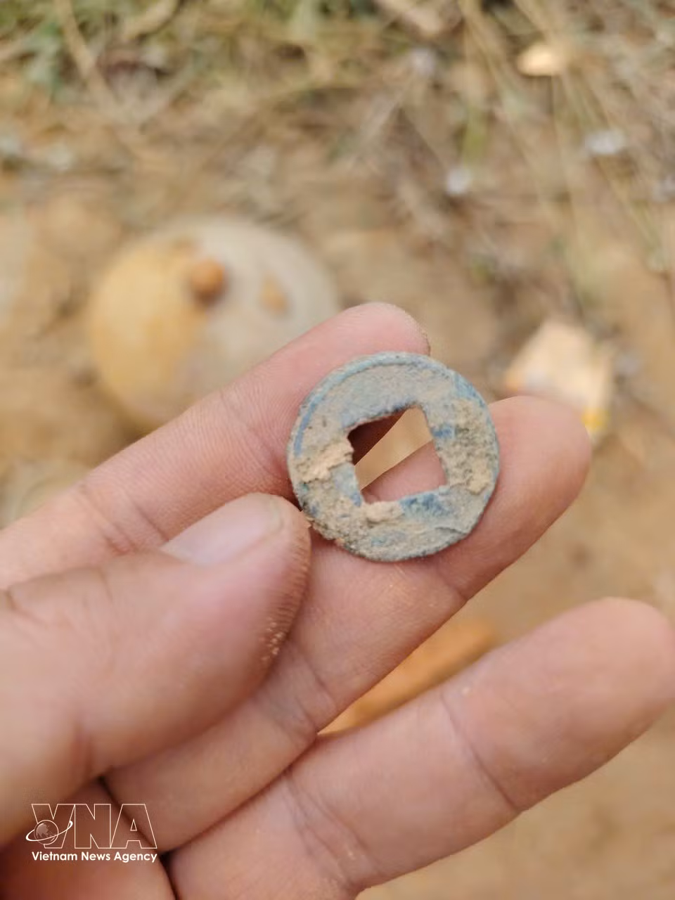 De nombreux vestiges, dont des pièces de monnaie et des objets métalliques, ont été découverts. Photo : Ho Ha/VNA