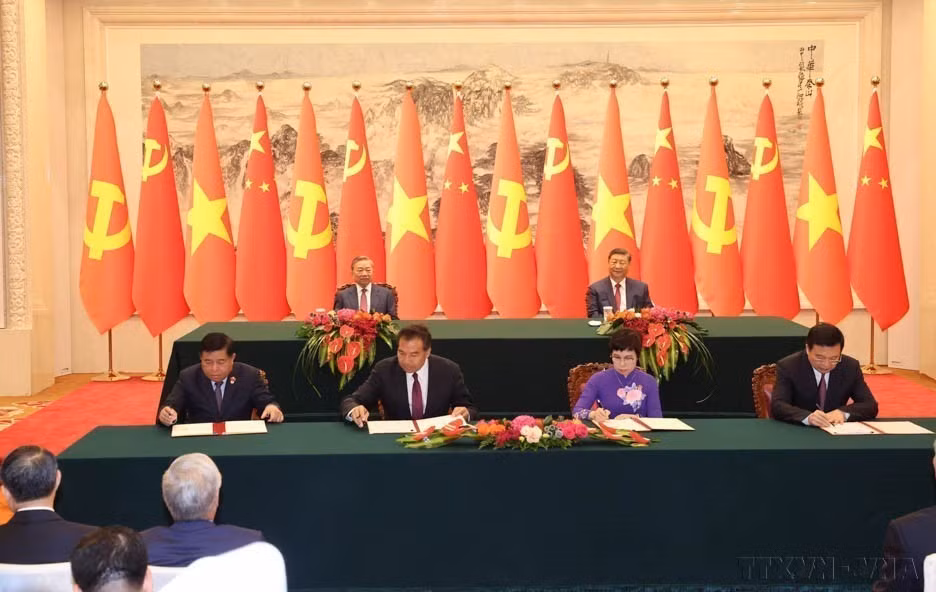 Le secrétaire général du PCV et président, To Lam, ainsi que le secrétaire général et président de la Chine, Xi Jinping, assistrnt à la cérémonie de signature de deux accords à Pékin, le 19 août 2024. Il s'agit de l'accord de coopération professionnelle entre l'Agence vietnamienne d’information de la République socialiste du Vietnam et l’agence de presse Xinhua de la République populaire de Chine (à droite), ainsi que du protocole d’accord entre le ministère du Plan et de l’Investissement de la République socialiste du Vietnam et l’Agence chinoise de coopération internationale pour le développement de la République populaire de Chine, portant sur la promotion de projets de coopération au développement dans les domaines social et civil (à gauche).. Photo : Tri Dung – VNA