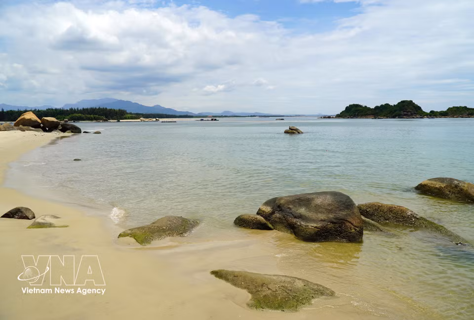 La longue plage et des eaux limpides constituent l'atout majeur de Son Tra. Photo : VNA