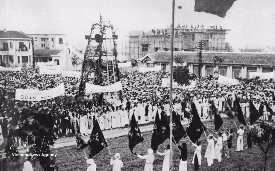 La campagne démocratique de 1936-1939 contre les forces réactionnaires coloniales, le fascisme et la guerre, et pour la liberté et la paix, suscita un vaste mouvement révolutionnaire, considéré comme une répétition en vue de la victoire de 1945. Meeting organisé à l’occasion de la Journée internationale des travailleurs, le 1er mai 1938, à Hanoï. Photo : Archives VNA