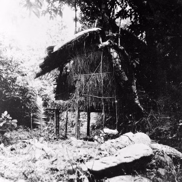 La paillote de Khuoi Nam, à Pac Bo (province de Cao Bang), où se tint en mai 1941 le 8ᵉ Plénum du Comité central du Parti communiste indochinois, qui décida de placer la libération nationale au premier rang des priorités et de créer le Front Viet Minh. Photo : VNA