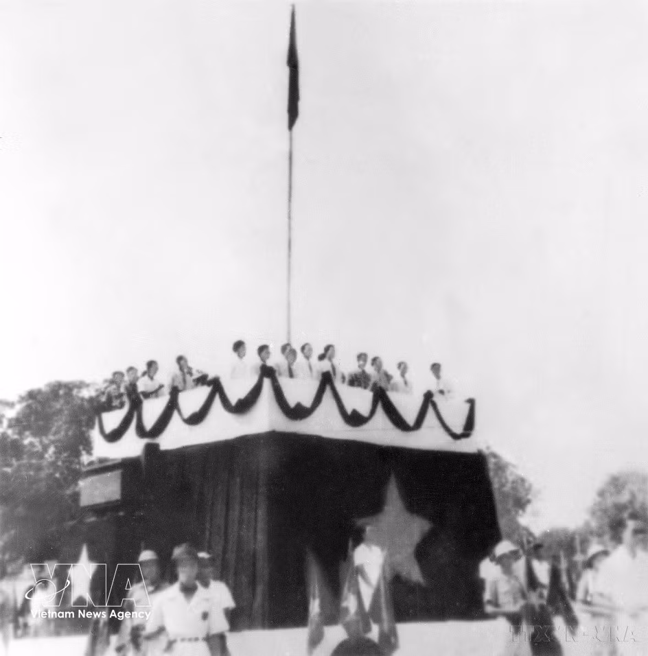Le 2 septembre 1945, sur la place Ba Dinh à Hanoï, le Président Ho Chi Minh lut la Déclaration d’Indépendance, proclamant la naissance de la République démocratique du Vietnam, premier État démocratique populaire d’Asie du Sud-Est. Photo : VNA