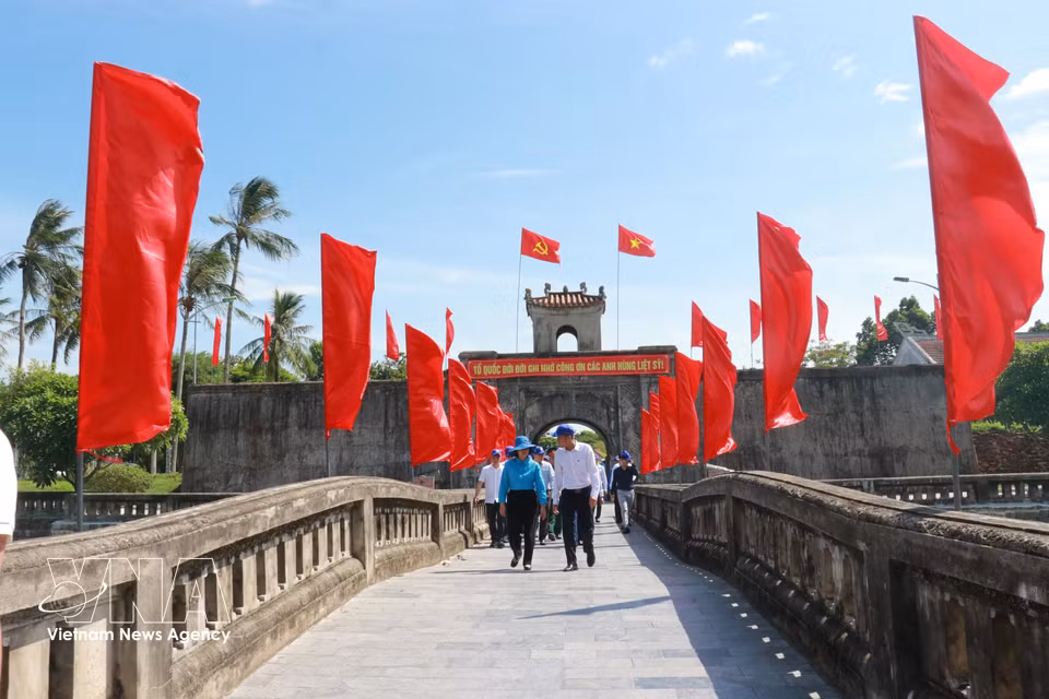 Aux pics d'affluence, la Citadelle de Quang Tri accueille près de 3.000 visiteurs par jour, venus déposer des fleurs et brûler de l'encens en hommage aux Héros morts pour la Patrie. Photo : VNA