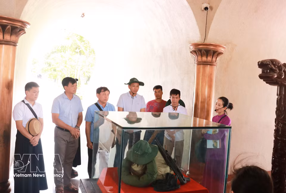 Les visiteurs découvrent la Citadelle de Quang Tri à travers des récits retraçant cette époque de « feu et de fleurs », marquée par des combats d'une extrême violence et d'innombrables actes d'héroïsme. Photo : VNA