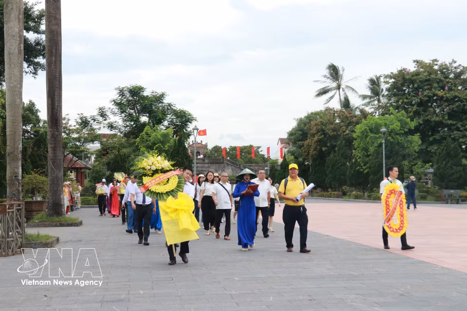 Habitants et visiteurs sont nombreux à venir rendre hommage aux Héros morts pour la Patrie à la Citadelle de Quang Tri. Photo : VNA