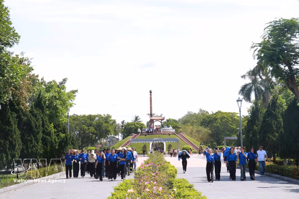 Chaque année, de nombreux jeunes se rendent à la Citadelle de Quang Tri pour rendre hommage aux Héros morts pour la Patrie, exprimer leur reconnaissance envers ceux qui se sont sacrifiés pour la Patrie et mieux comprendre la valeur inestimable de la paix. Photo : VNA