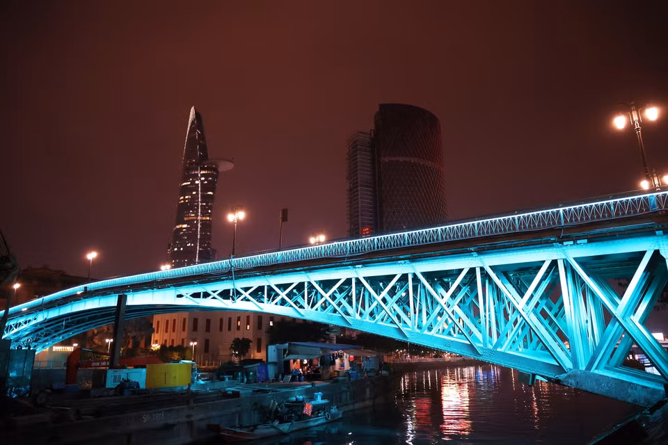 Le pont Mong, vestige architectural et artistique construit entre 1893 et 1894, est le plus ancien pont de Hô Chi Minh-Ville. Il relie le centre-ville à l’ancien 4ᵉ arrondissement. Photo : Hong Dat – VNA