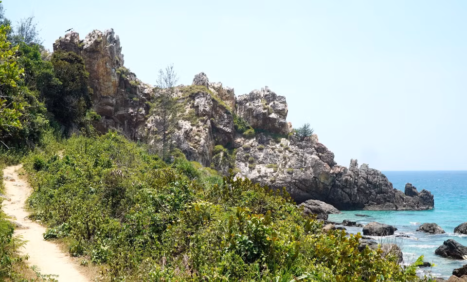 Le cap de Vi Rong conserve encore toute sa beauté sauvage et mystérieuse. Photo : Le Phuoc Ngoc - VNA