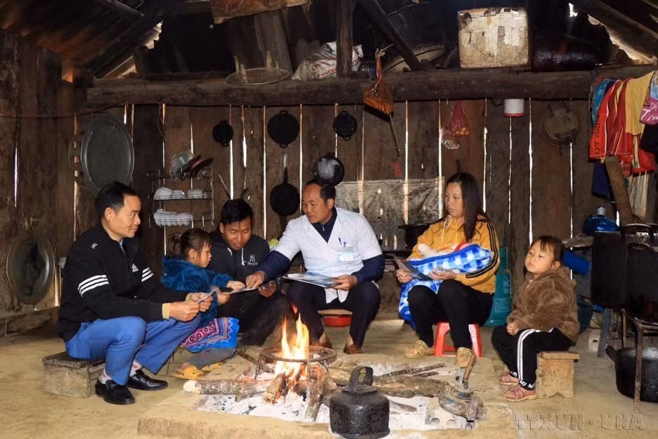 Les agents communaux du district de Van Ho (Son La) organisent des campagnes d'information pour sensibiliser la population à la disparité des sexes à la naissance, en mettant l'accent sur l'importance de l'égalité entre les filles et les garçons. Photo : Huu Quyet - VNA
