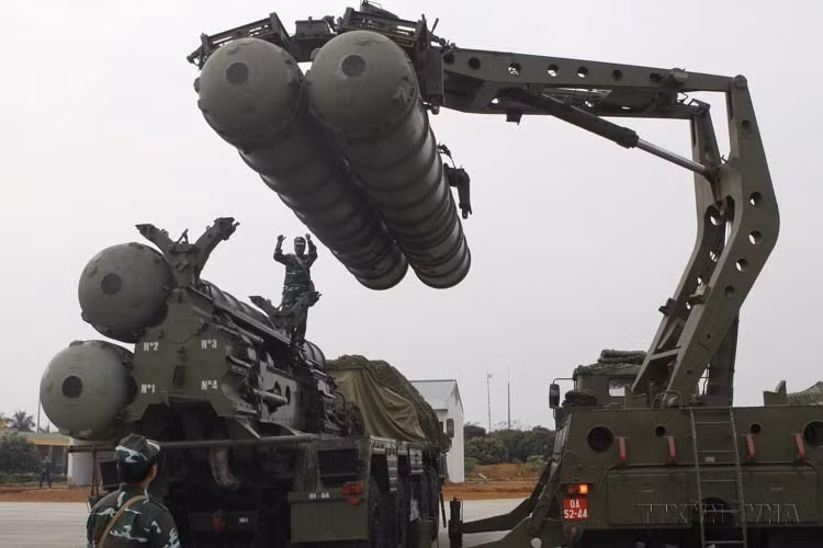 Les Forces de missiles sol-air bénéficient d’un soutien important du Parti et de l’État pour accéder directement à la modernité, avec notamment l’intégration du système antimissile S-300, prêt à défendre fermement l’espace aérien et la souveraineté maritime du pays. Photo : VNA