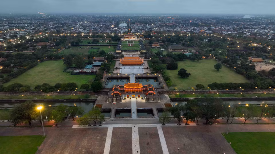 La Cité impériale comprend la porte Ngo Môn et le palais Thai Hoà ; La Cité pourpre interdite estait une zone réservée au roi et à la famille royale, comprenant Dai Cung Môn, Ta Vu et Huu Vu, le palais de Cân Chanh, Thai Binh Lâu, le palais de Diên Tho... Photo : VNA