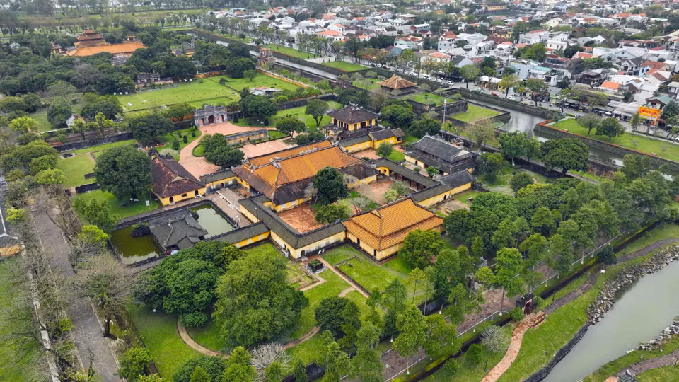 Le palais de Diên Tho, composante essentielle de l'ensemble de monuments de Huê, servit de résidence aux reines mères et aux grandes reines mères de cette époque. Il représente aujourd'hui une des rares expressions architecturales ayant conservé une quasi-intégralité à travers le temps.