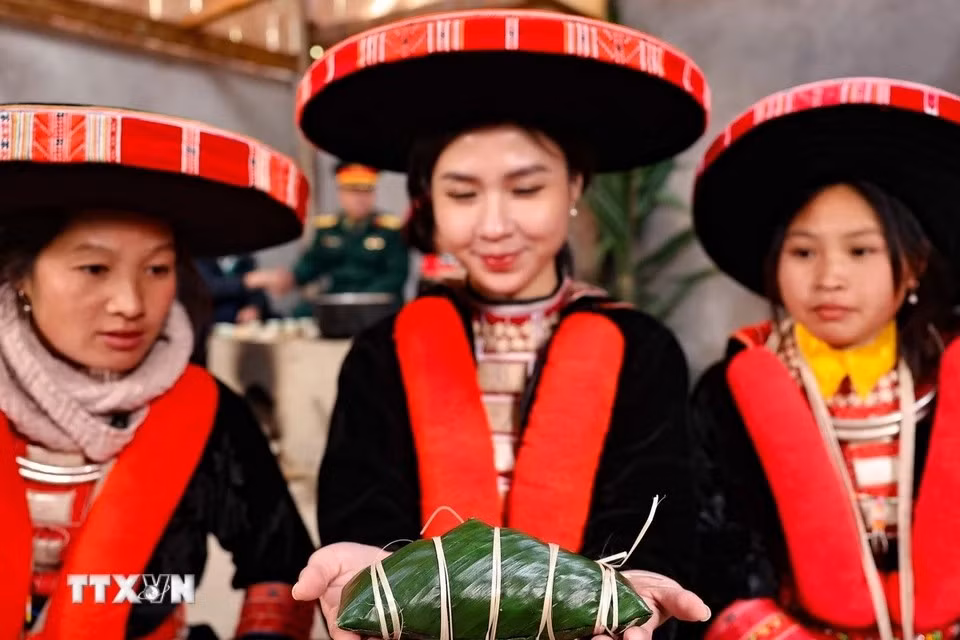 De nos jours, le banh chung gù continue d'être préparé avec soin lors du Têt, perpétuant ainsi une tradition ancestrale au sein des familles Dao. (Photo : Thanh Tung/VNA)