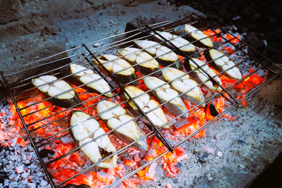 Pour qu'un poisson soit jugé de qualité, la cuisson doit être maîtrisée : la chair ne doit être ni trop cuite, ni brûlée, ni desséchée, tout en préservant sa saveur sucrée et son arôme naturel. Photo : VNA