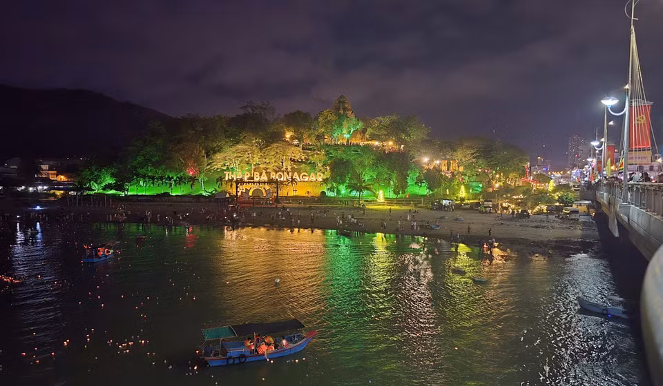 Les tours de Ponagar lumineuses dans la nuit. Photo : Dang Tuan-VNA