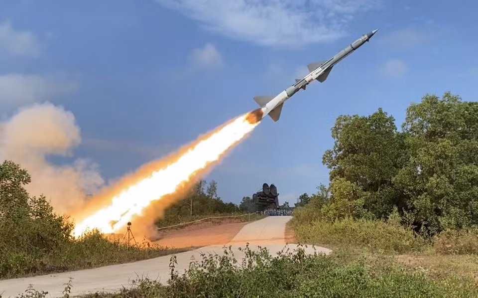 Un missile C-75M3 est lancé depuis sa rampe lors d’un exercice de tir réel organisé par l’Armée de défense aérienne et de l’armée de l’air le 17 novembre 2022. Photo : VNA